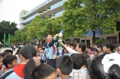 一、二年级的纸飞机划出漂亮弧